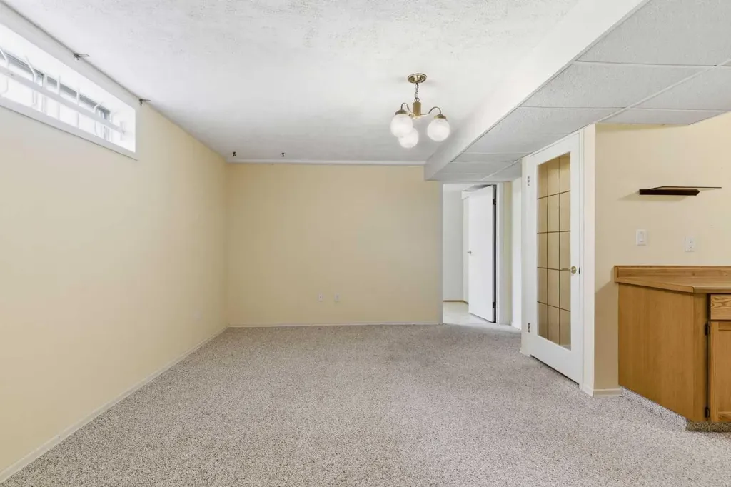 34 Vandoos Gardens NW Calgary AB T3A 4W4