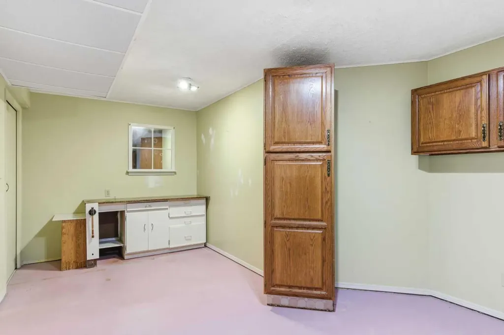 34 Vandoos Gardens NW Calgary AB T3A 4W4