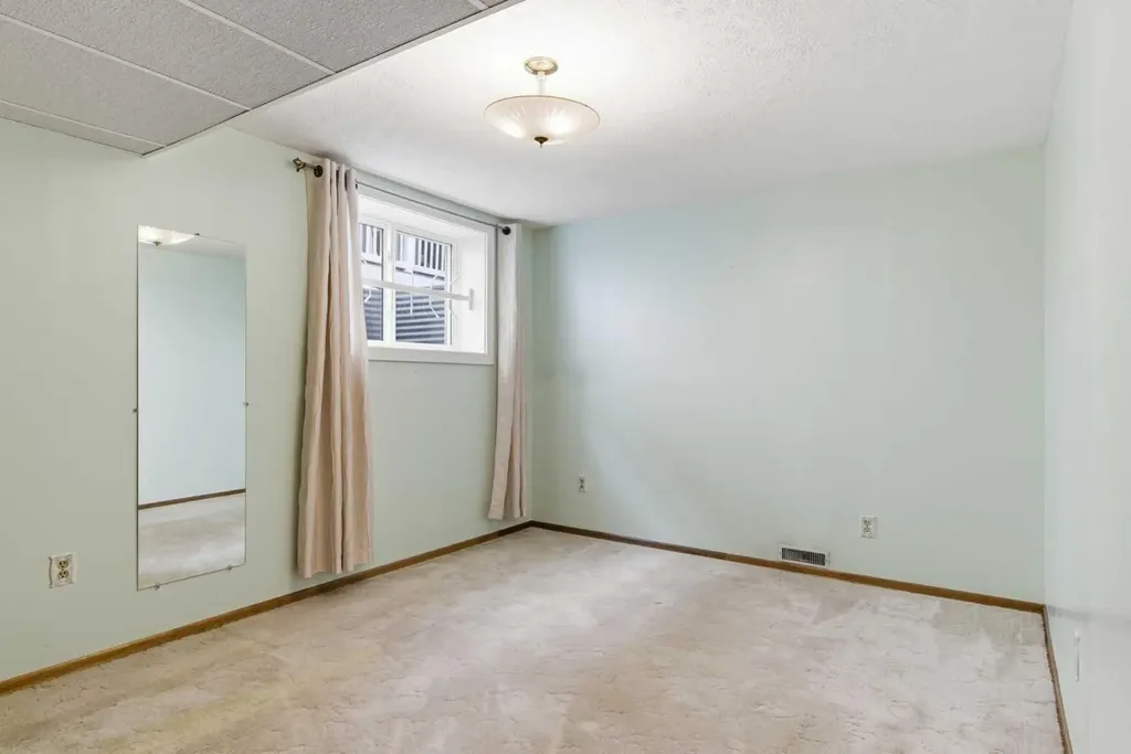 34 Vandoos Gardens NW Calgary AB T3A 4W4