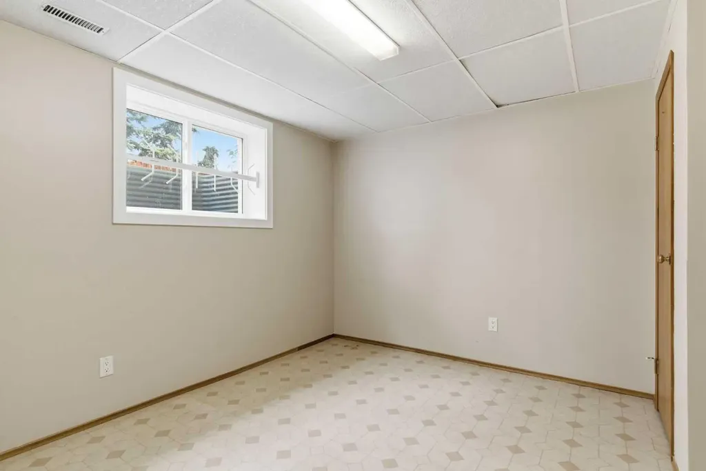 34 Vandoos Gardens NW Calgary AB T3A 4W4