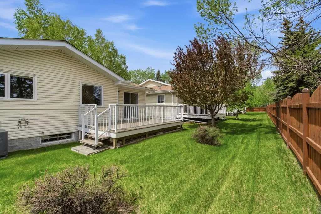 34 Vandoos Gardens NW Calgary AB T3A 4W4
