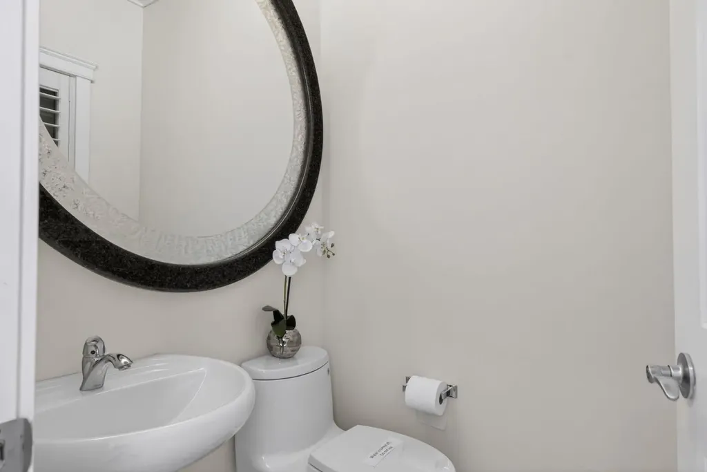24 Ypres Mews SW Calgary AB T2T 6L2