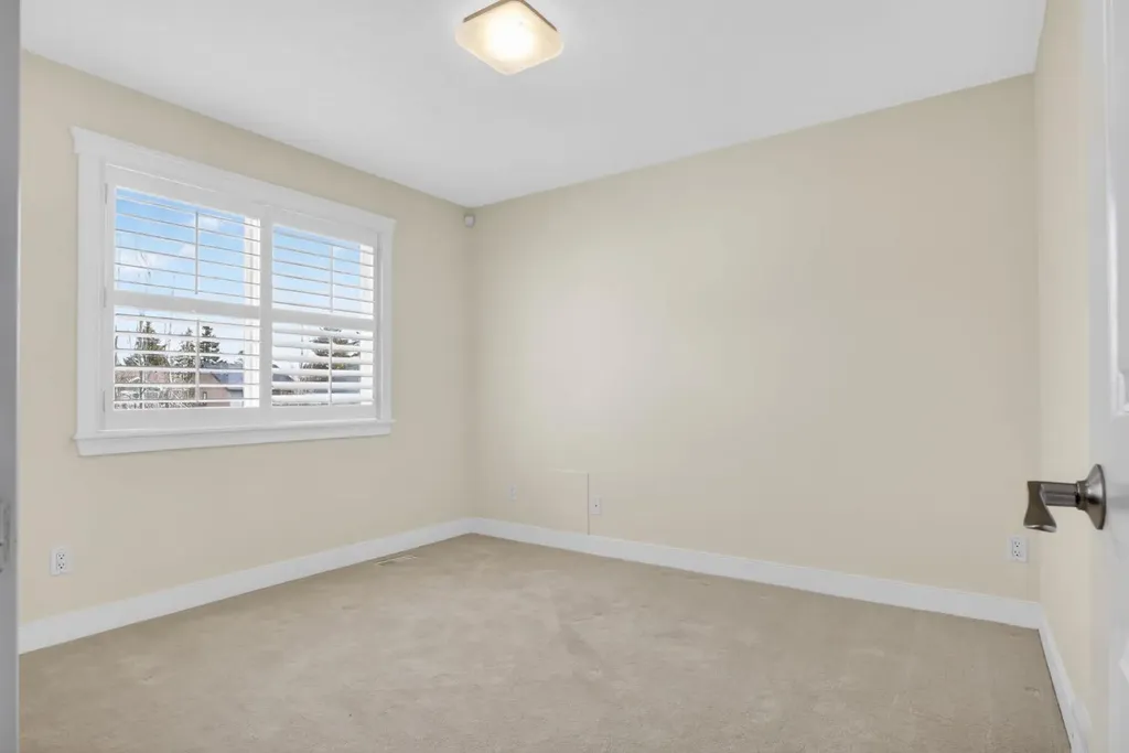 24 Ypres Mews SW Calgary AB T2T 6L2