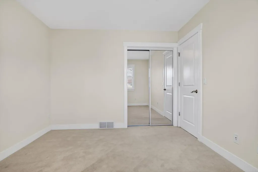 24 Ypres Mews SW Calgary AB T2T 6L2