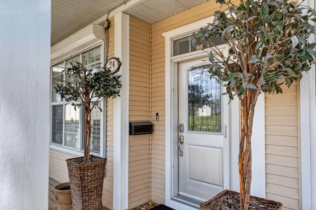 24 Ypres Mews SW Calgary AB T2T 6L2