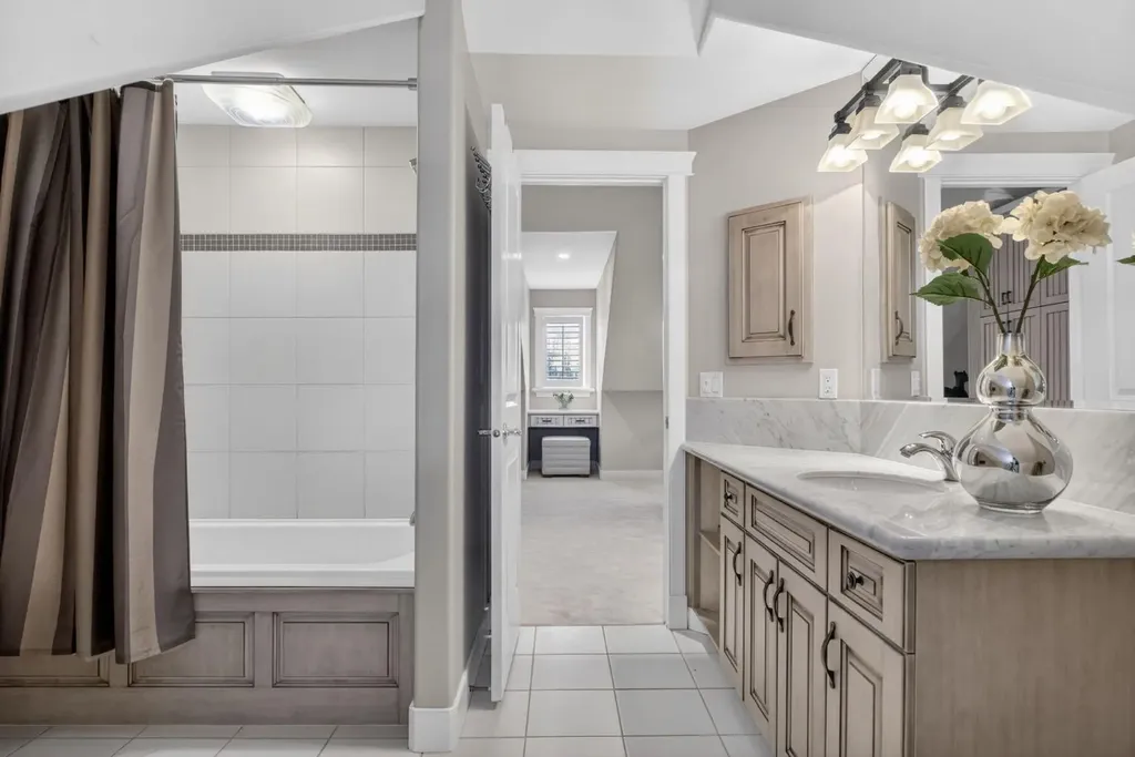 24 Ypres Mews SW Calgary AB T2T 6L2