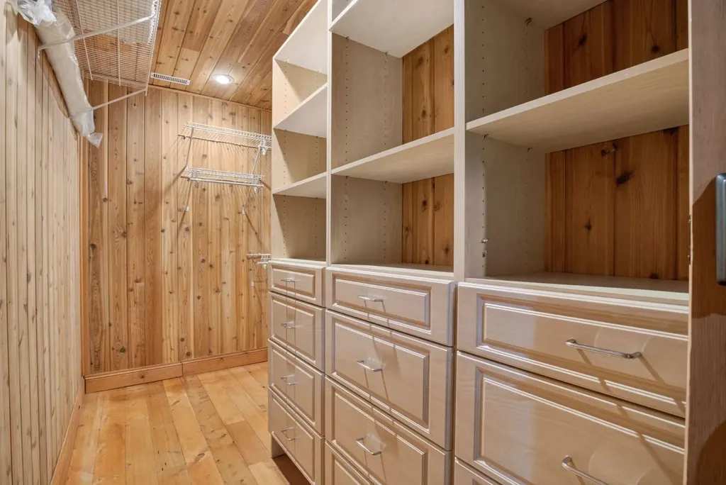 24 Ypres Mews SW Calgary AB T2T 6L2