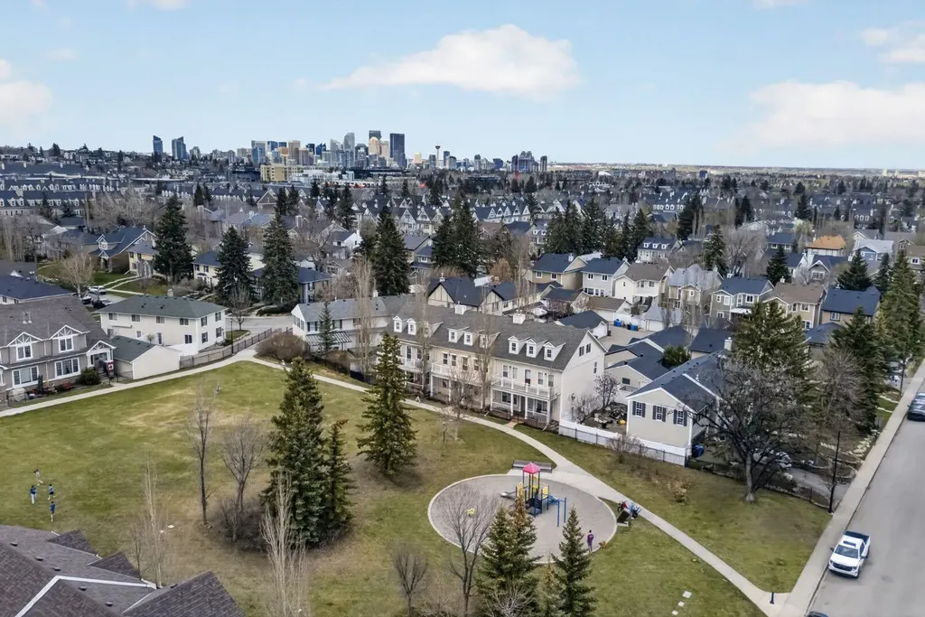 24 Ypres Mews SW Calgary AB T2T 6L2