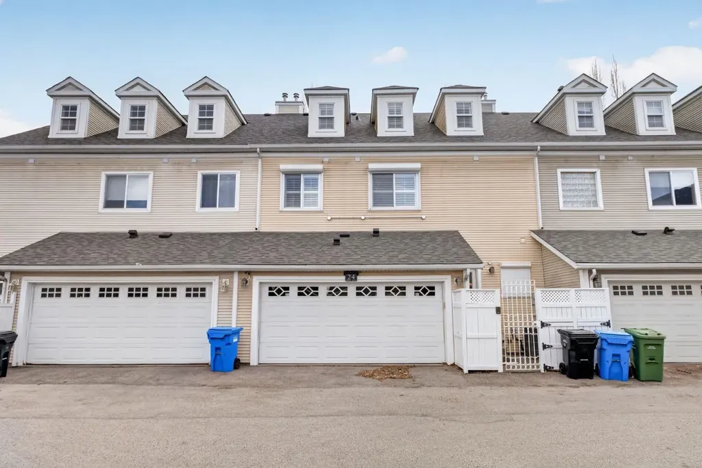 24 Ypres Mews SW Calgary AB T2T 6L2