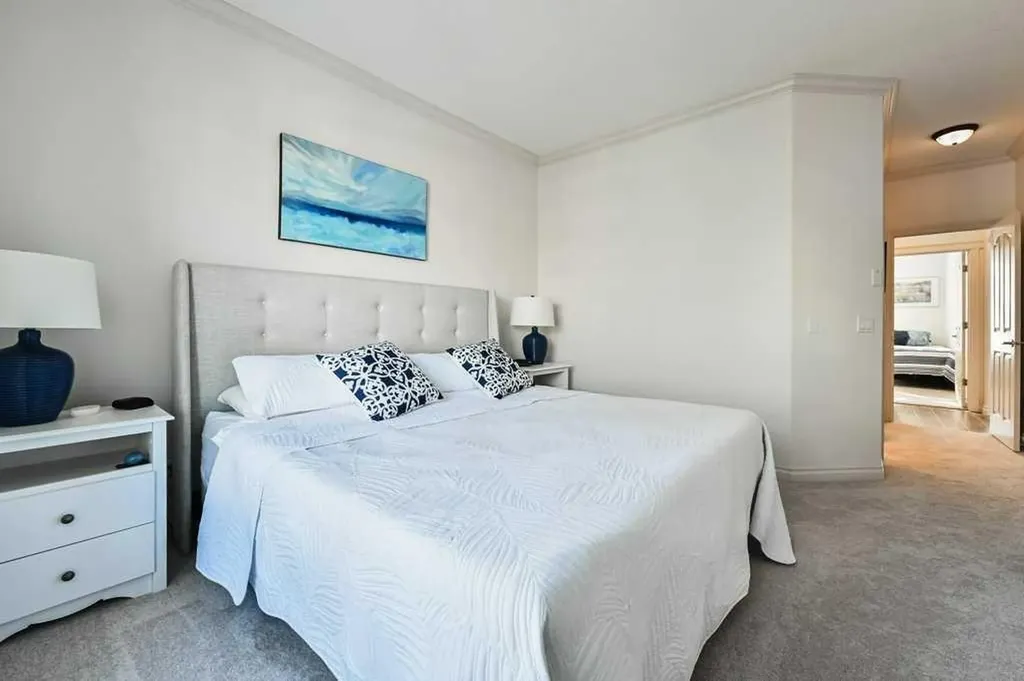 56 Discovery Woods Villas SW Calgary AB T3H 5A7