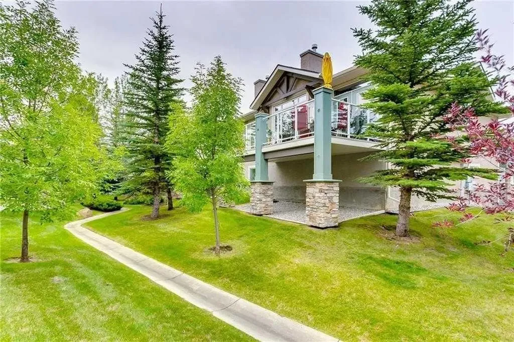 56 Discovery Woods Villas SW Calgary AB T3H 5A7