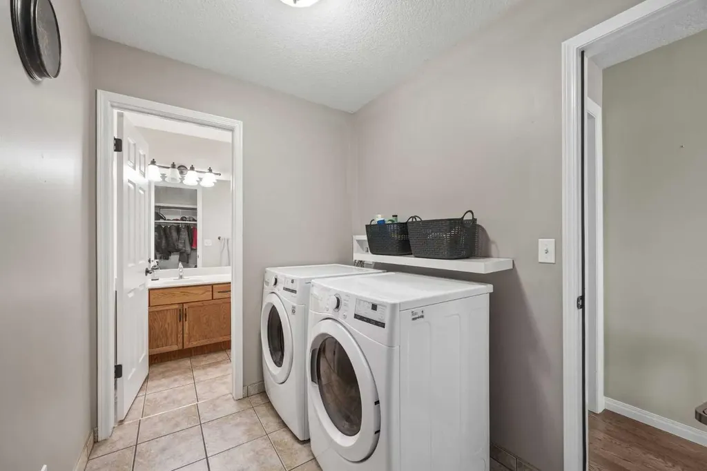 17 Sunset Crescent Okotoks AB T1S 1M6
