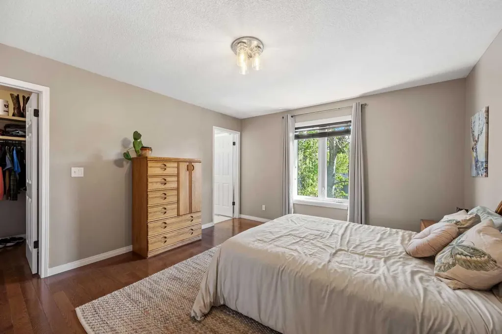 17 Sunset Crescent Okotoks AB T1S 1M6
