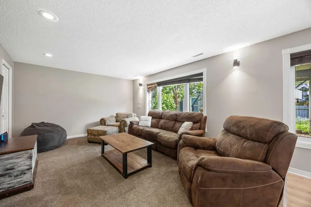 17 Sunset Crescent Okotoks AB T1S 1M6