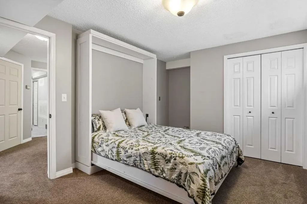 17 Sunset Crescent Okotoks AB T1S 1M6