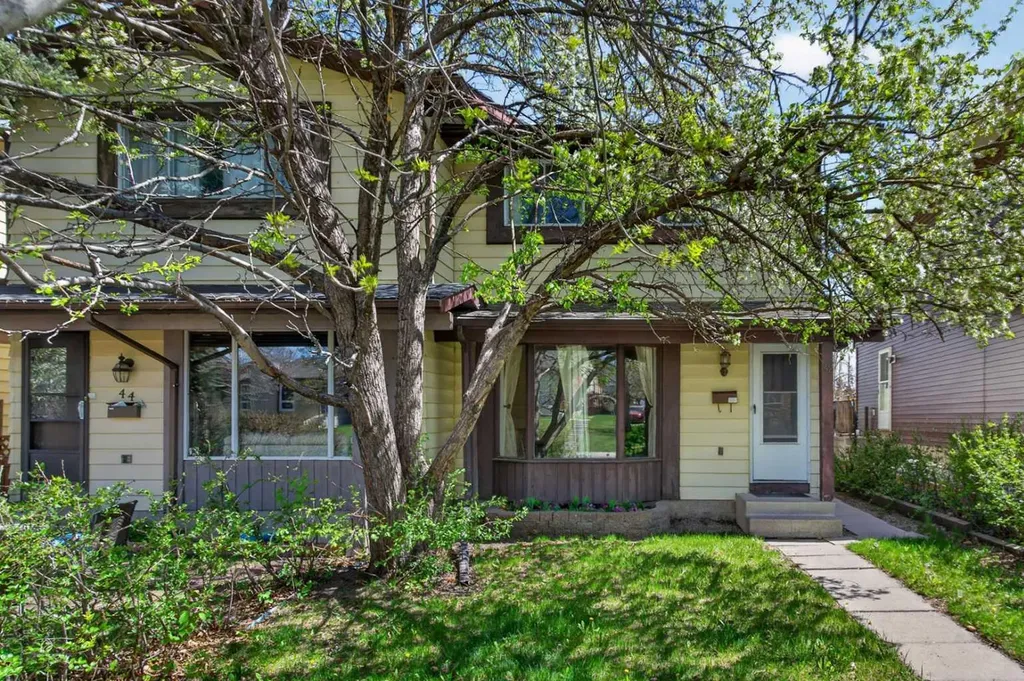 42 Berwick Rise NW Calgary AB T3K 1C8