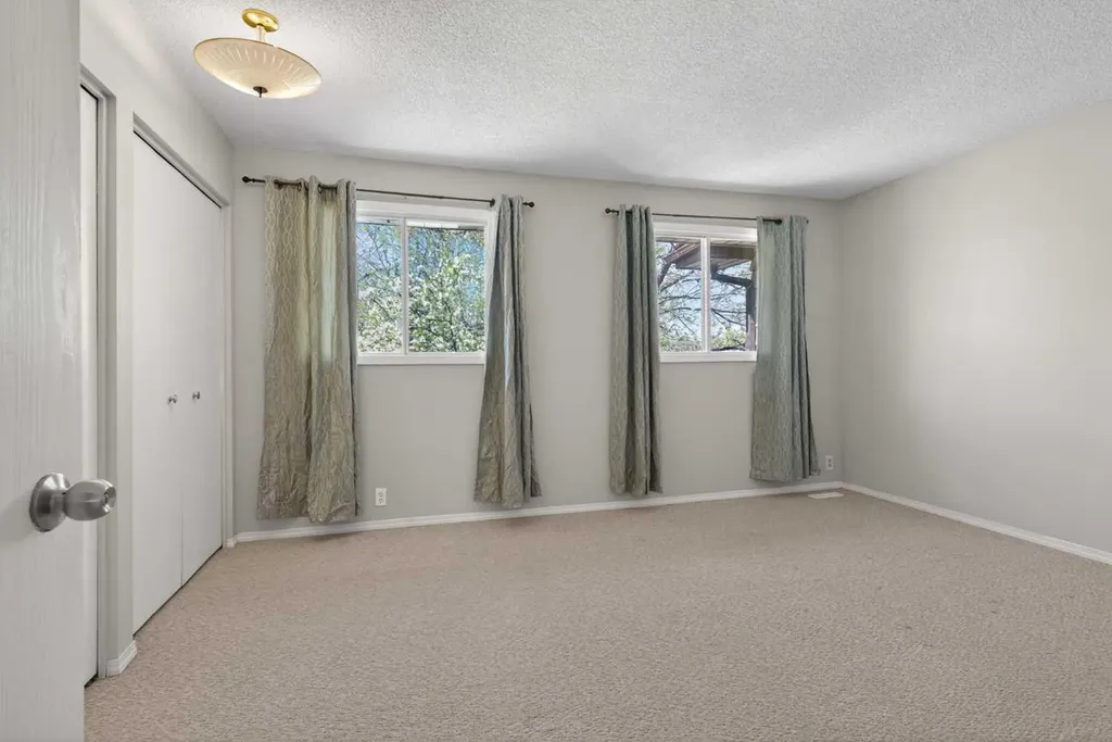 42 Berwick Rise NW Calgary AB T3K 1C8