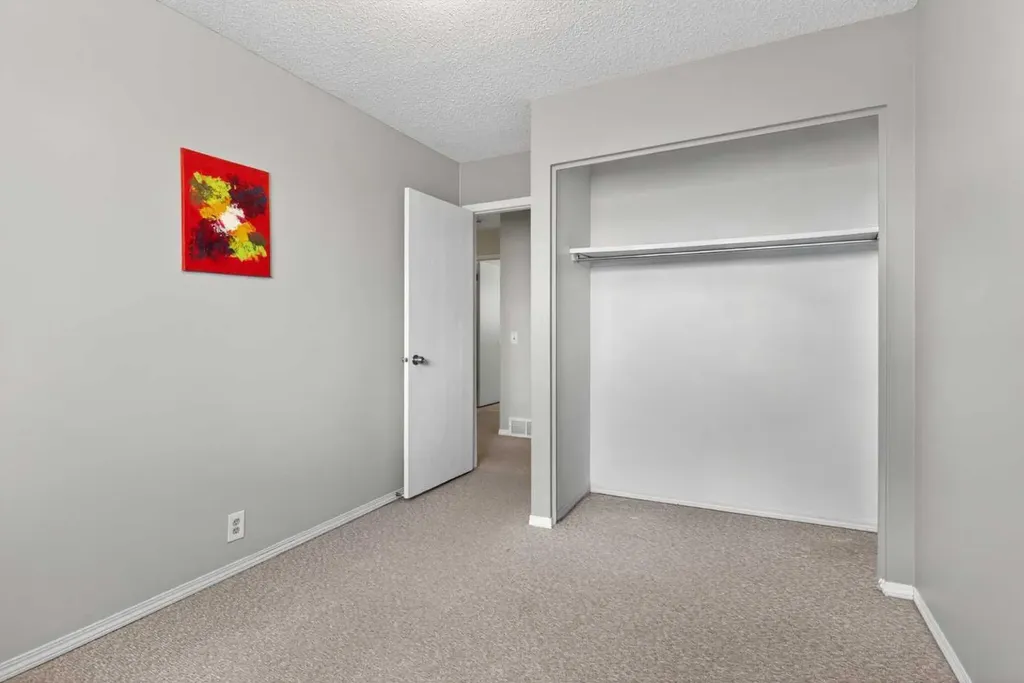 42 Berwick Rise NW Calgary AB T3K 1C8