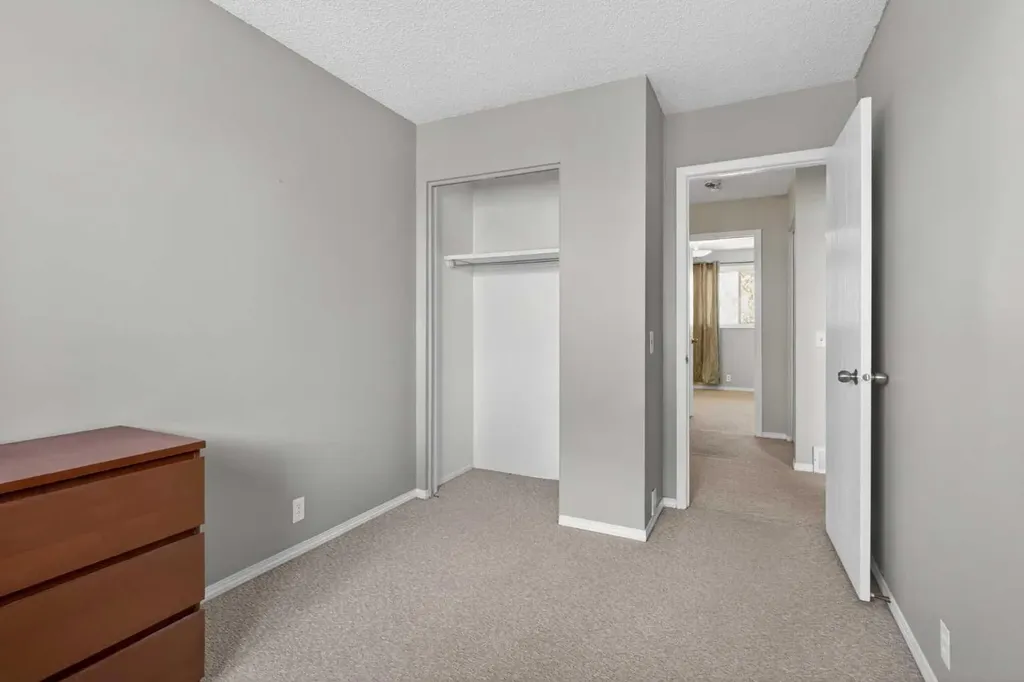 42 Berwick Rise NW Calgary AB T3K 1C8