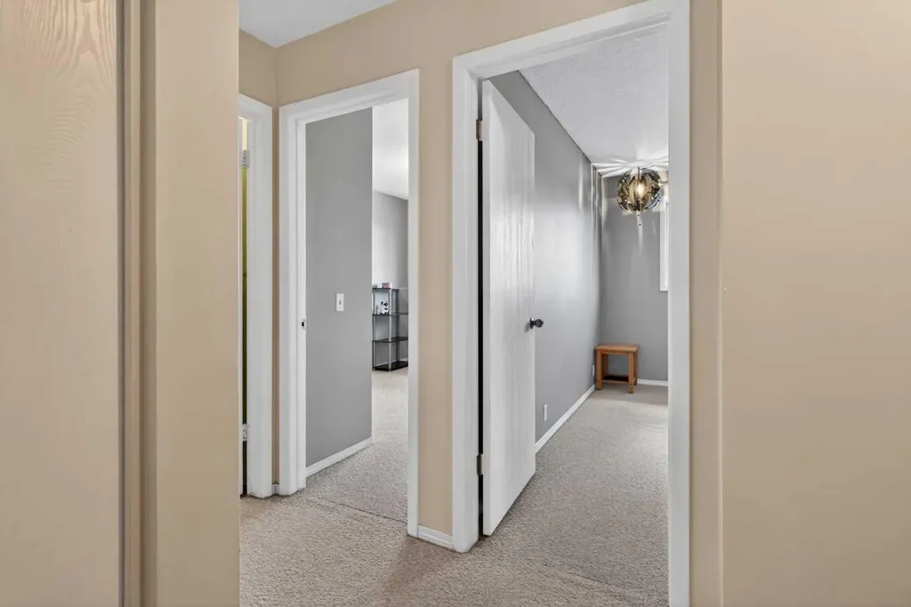 42 Berwick Rise NW Calgary AB T3K 1C8