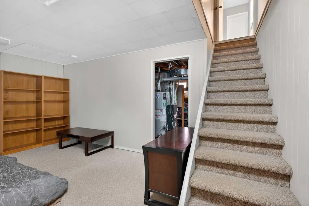 42 Berwick Rise NW Calgary AB T3K 1C8