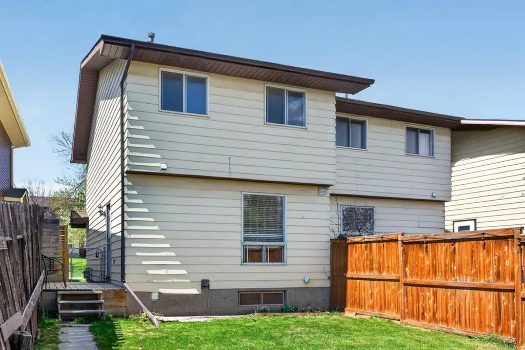 42 Berwick Rise NW Calgary AB T3K 1C8