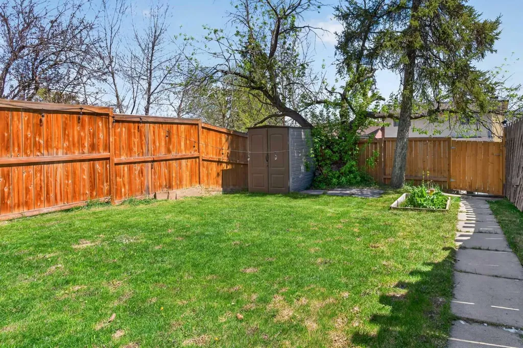 42 Berwick Rise NW Calgary AB T3K 1C8