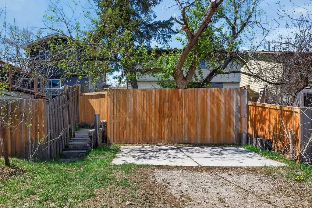 42 Berwick Rise NW Calgary AB T3K 1C8