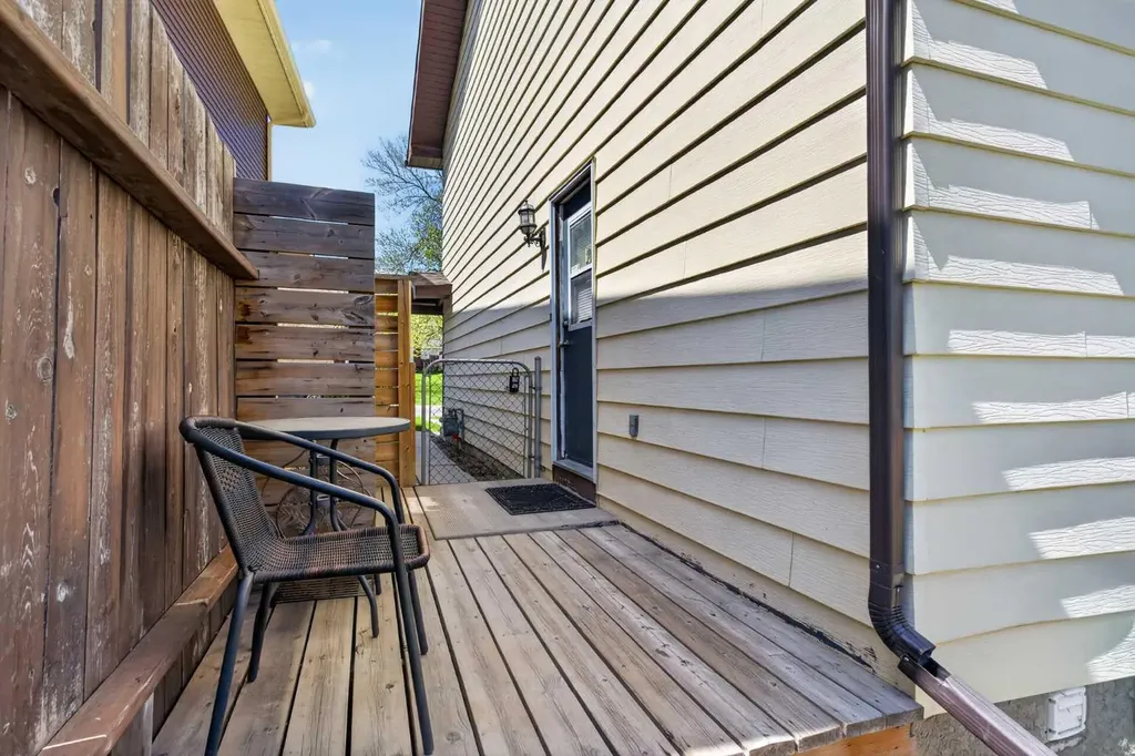 42 Berwick Rise NW Calgary AB T3K 1C8