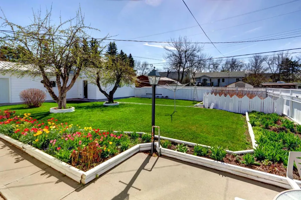 419 2 Street N Vulcan AB T0L 2B0