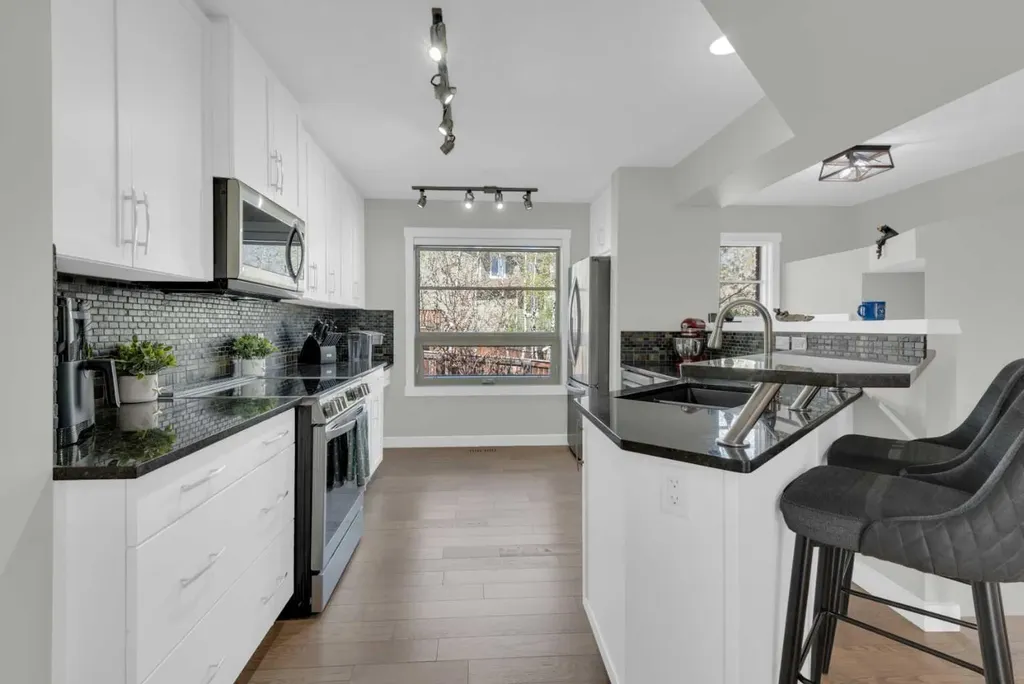24 Aspen Hills Common SW Calgary AB T3H 0R7