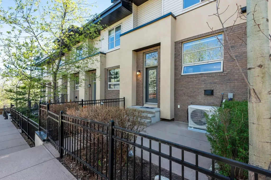 24 Aspen Hills Common SW Calgary AB T3H 0R7