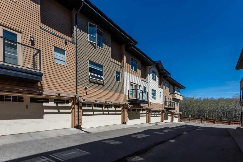 24 Aspen Hills Common SW Calgary AB T3H 0R7