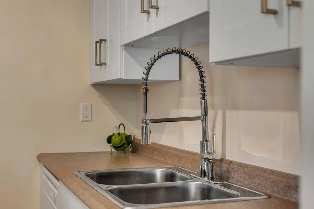 544 Blackthorn Road NE Calgary AB T2K 5J5