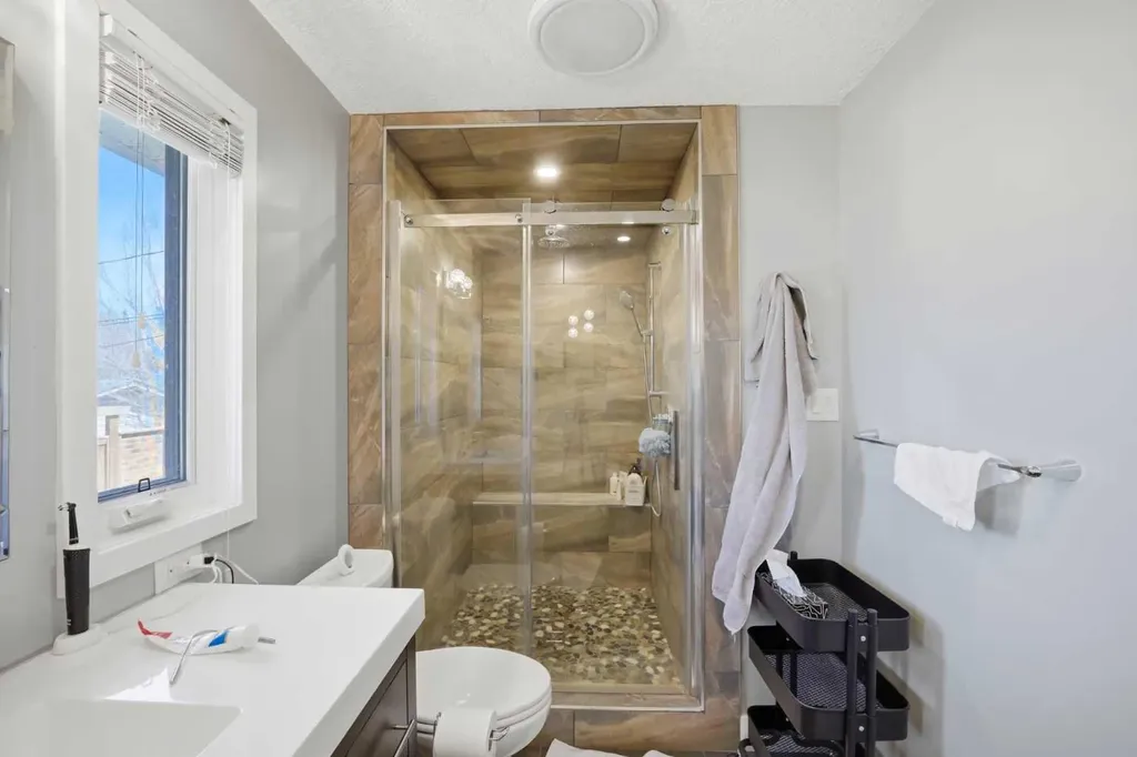 3912 40 Avenue NW Calgary AB T3A 0W9