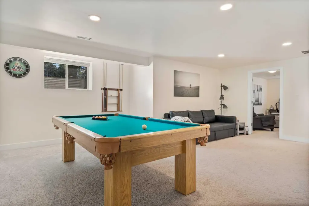 3912 40 Avenue NW Calgary AB T3A 0W9