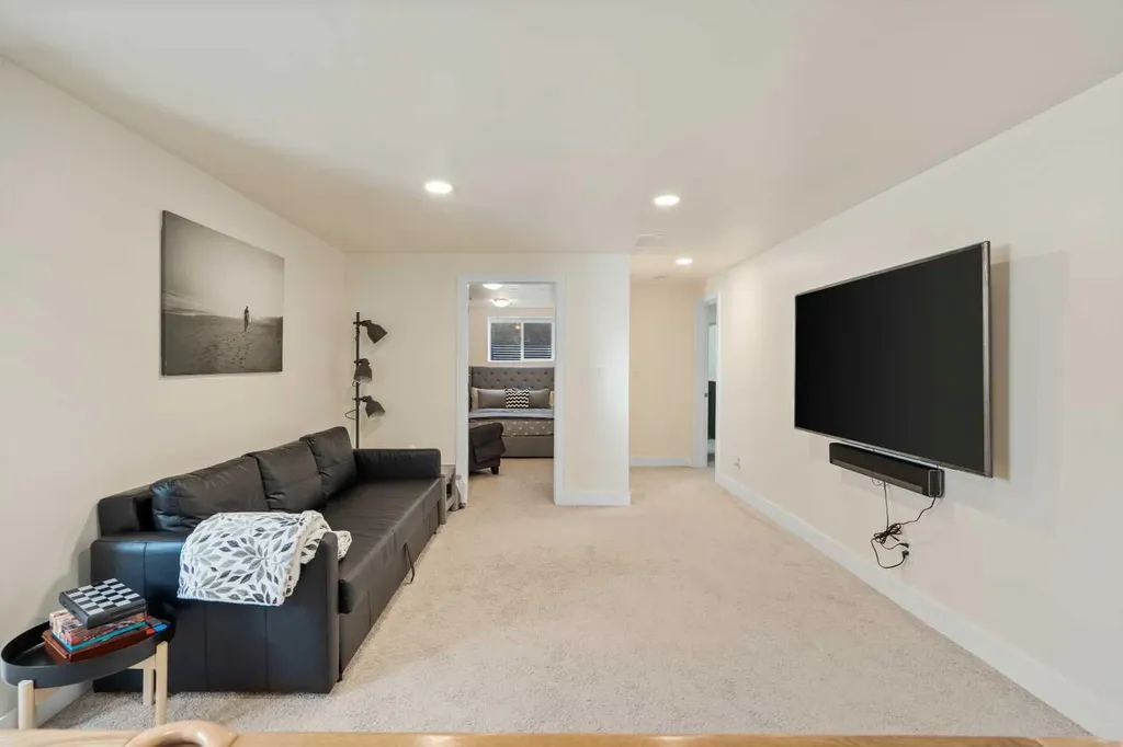 3912 40 Avenue NW Calgary AB T3A 0W9