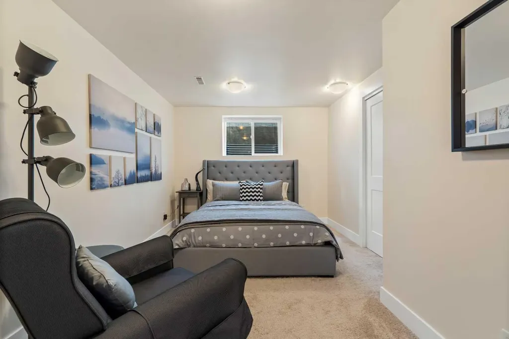 3912 40 Avenue NW Calgary AB T3A 0W9