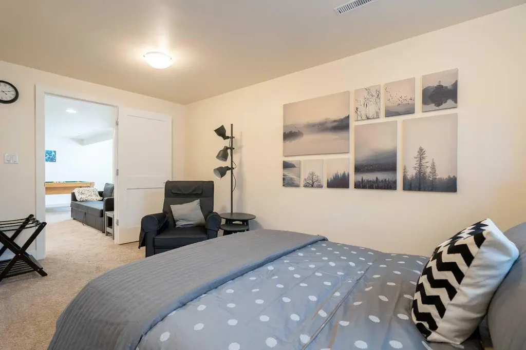3912 40 Avenue NW Calgary AB T3A 0W9