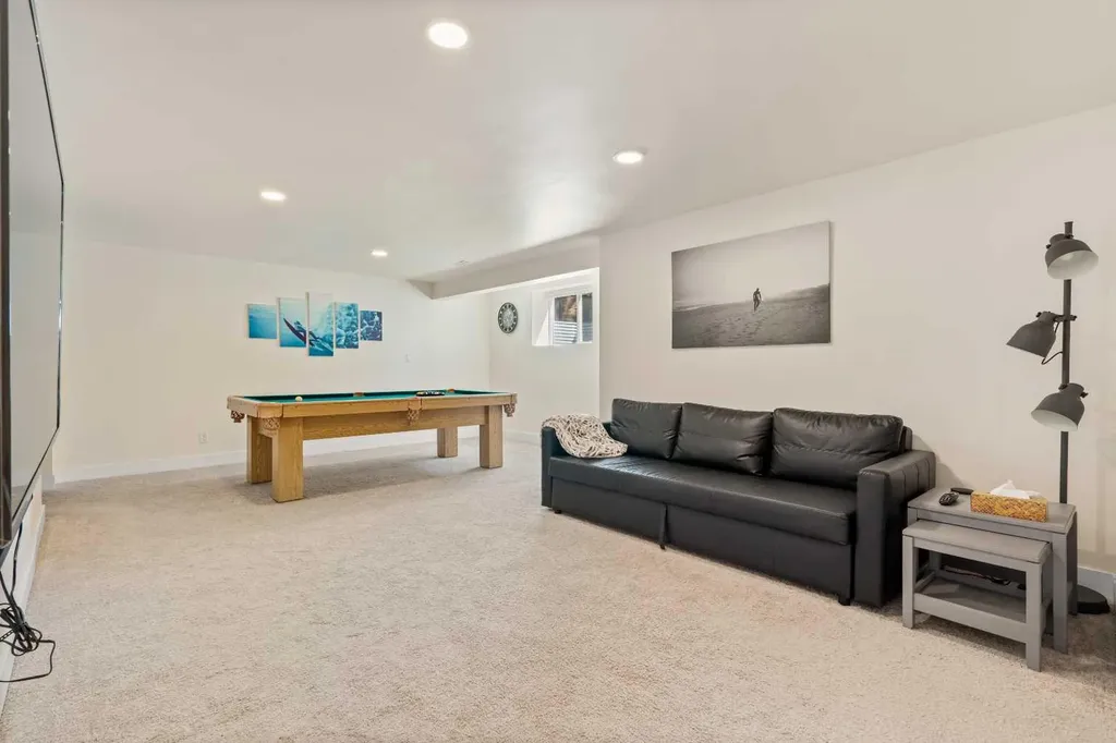 3912 40 Avenue NW Calgary AB T3A 0W9