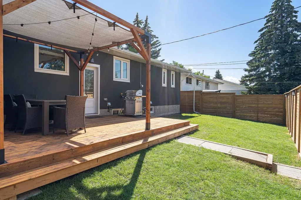 3912 40 Avenue NW Calgary AB T3A 0W9