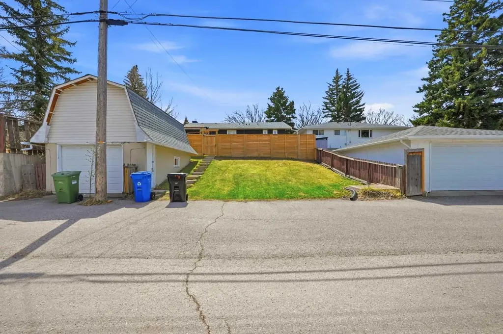 3912 40 Avenue NW Calgary AB T3A 0W9