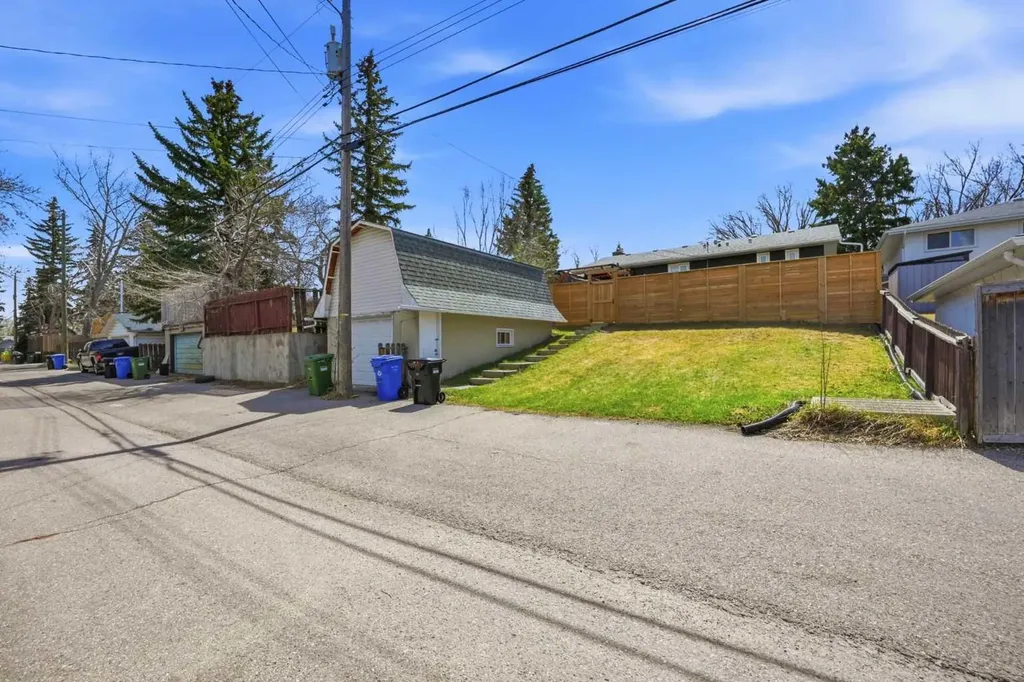 3912 40 Avenue NW Calgary AB T3A 0W9