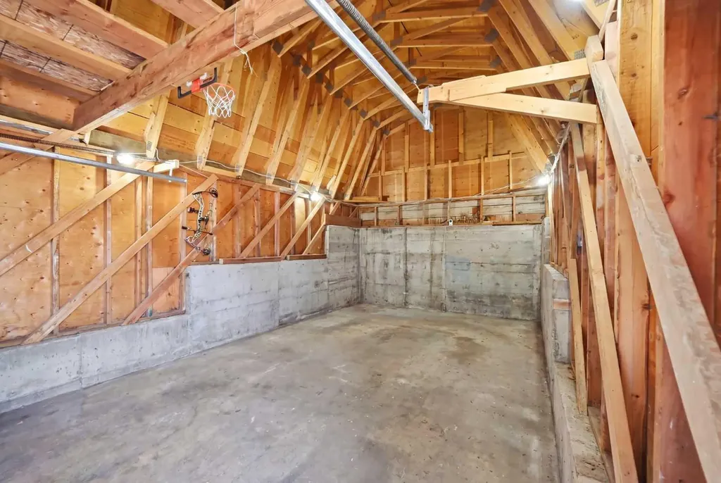 3912 40 Avenue NW Calgary AB T3A 0W9