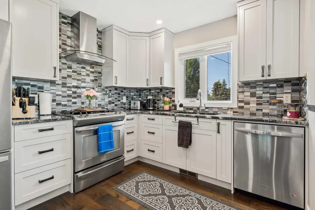3912 40 Avenue NW Calgary AB T3A 0W9