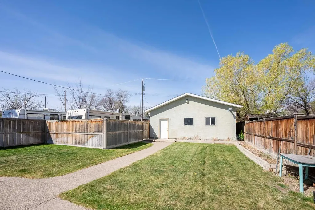 734 4 Street S Lethbridge AB T1J 2B1