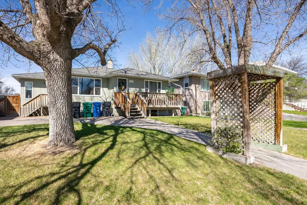 734 4 Street S Lethbridge AB T1J 2B1