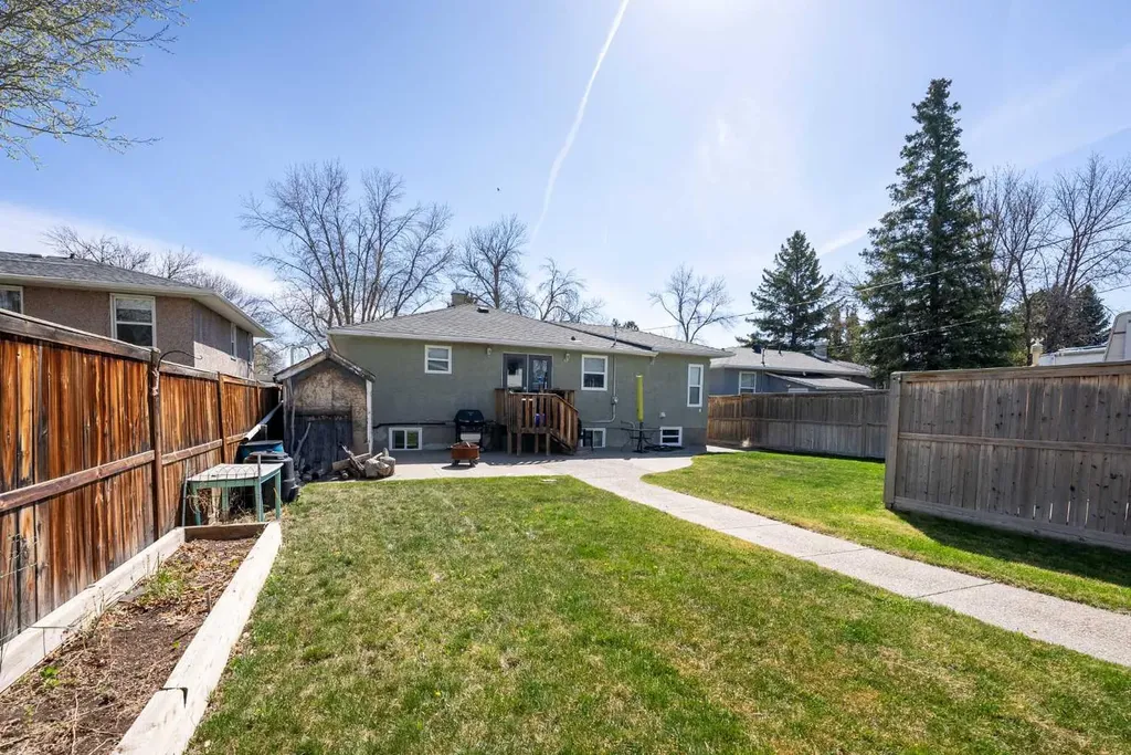 734 4 Street S Lethbridge AB T1J 2B1
