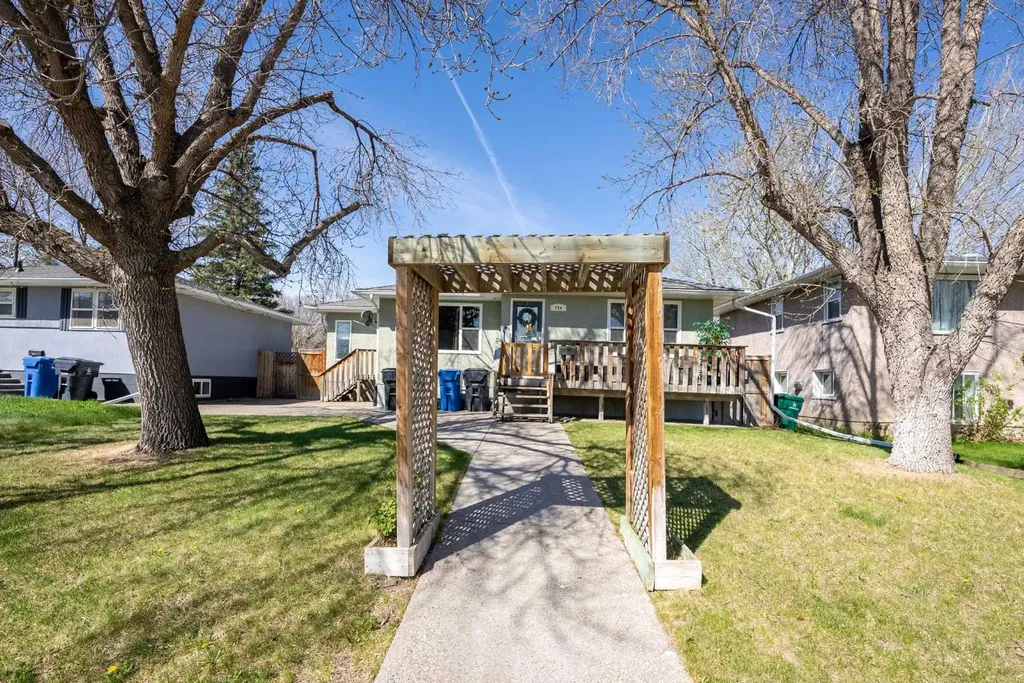734 4 Street S Lethbridge AB T1J 2B1