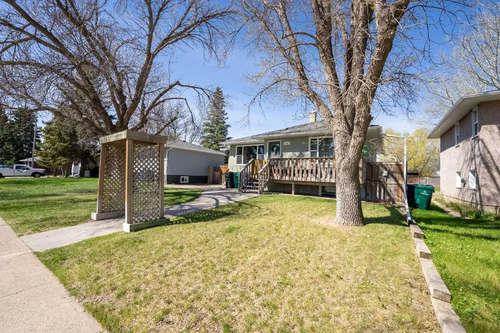 734 4 Street S Lethbridge AB T1J 2B1